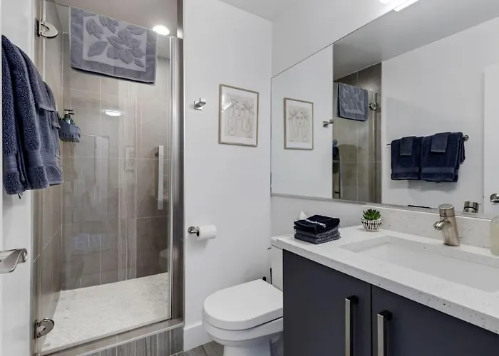 Downtown Penthouse 11parking Gym Pvt Patio Apartment *