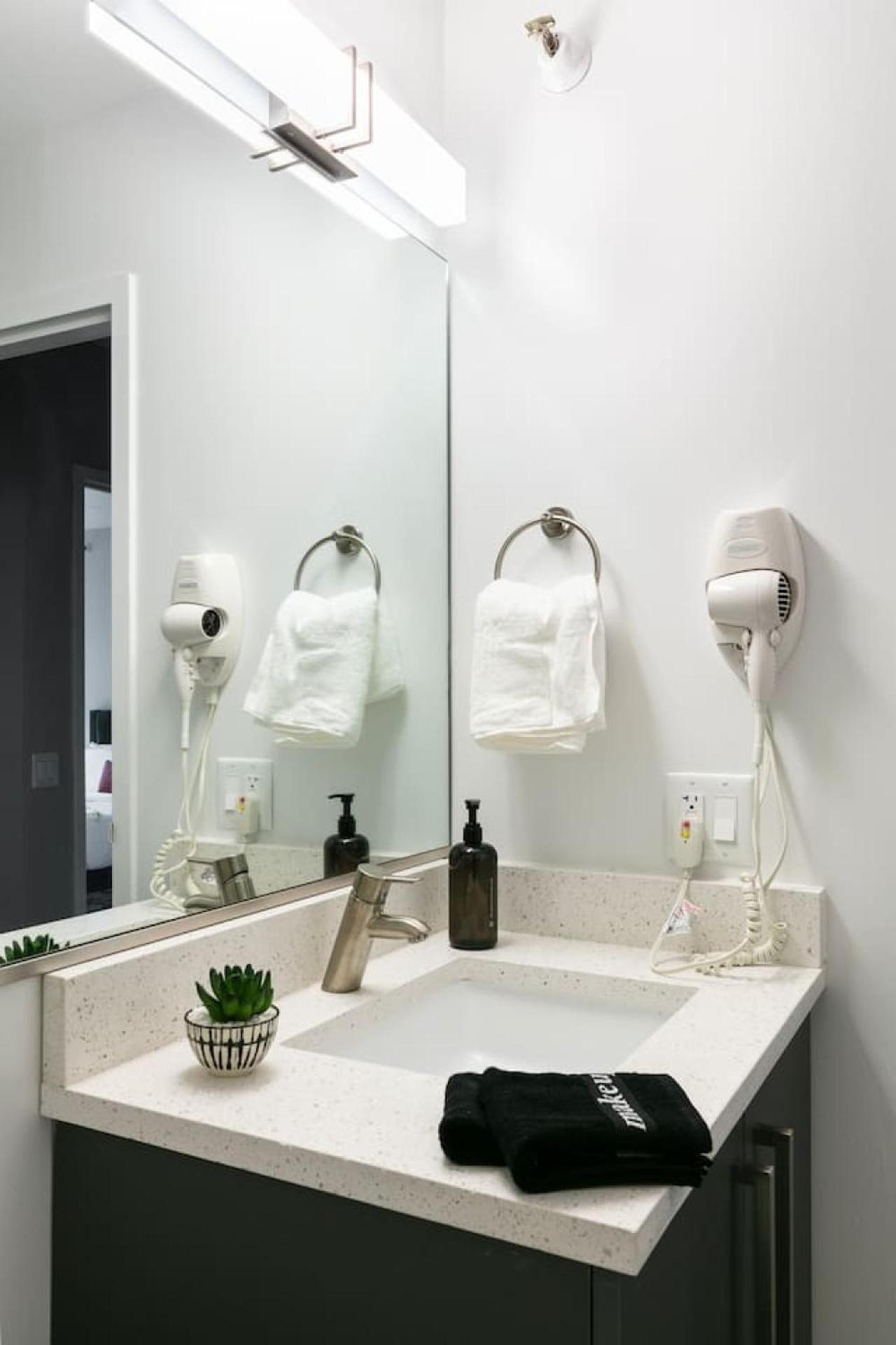 DOWNTOWN PENTHOUSE, PARKING, GYM PVT PATIO #11, CHICAGO
